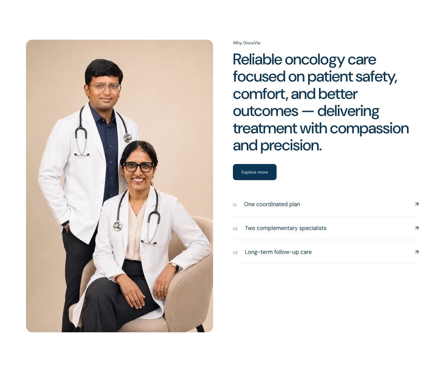 قسم «Why OncoVie» (لماذا OncoVie): الطبيبان بجانب خطة واحدة منسّقة، وطبيبان مختصان متكاملان، ومتابعة طويلة الأمد