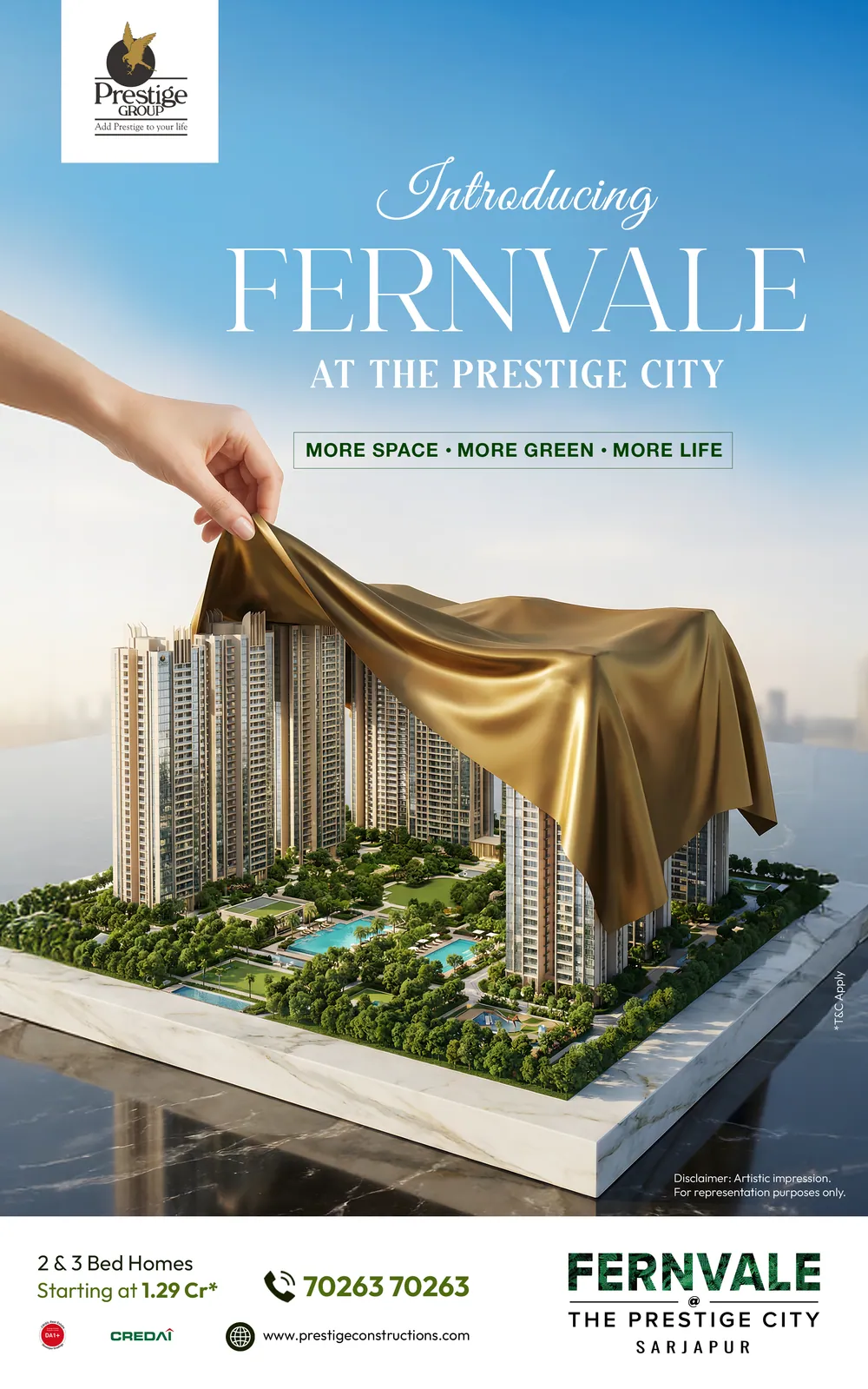 تصميم إطلاق Fernvale في The Prestige City: يد ترفع غطاءً ذهبيًا عن مجسّم للأبراج